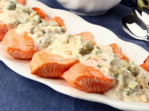 Filés de salmão com castanhas e molho de legumes