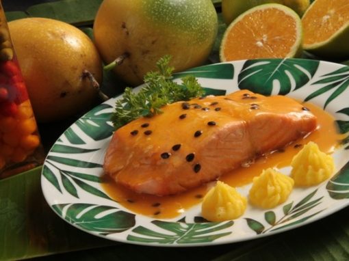 Filé de salmão ao molho de maracujá e laranja